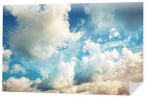 Jasne niebieskie pochmurne niebo, vintage stonowane tło zdjęcia