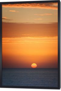 Pomarańczowy zachód słońca nad morzem ze słońcem