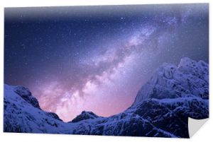 Droga Mleczna nad ośnieżonymi górami. Przestrzeń. Fantastyczny widok na pokryte śniegiem skały i gwiaździste niebo w nocy w Nepalu. Grzbiet górski i niebo z gwiazdami w Himalajach. Krajobraz z fioletową drogą mleczną. Galaktyka