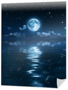 super księżyc i chmury w nocy na morzu