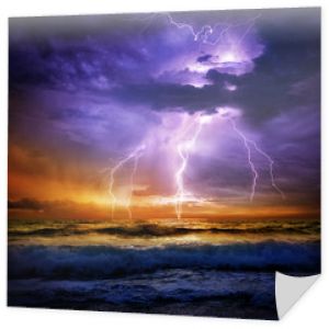 piorun i burza na morzu do zachodu słońca - zła pogoda