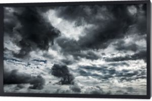 Dramatyczne burzowe chmury w tle na ciemnym niebie