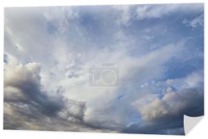widok na szare i białe chmury na tle błękitnego nieba 