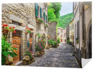 Włoska ulica w małym prowincjonalnym miasteczku Tuscan