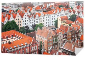 Czerwone dachy, stare budynki i kolorowe domy na Starym Mieście w Gdańsku, widok z lotu ptaka z wieży kościoła Mariackiego, Polska