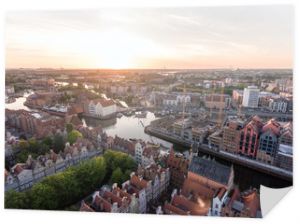Zdjęcie starego miasta Gdańska architektura w świetle zachodu słońca. Zdjęcia lotnicze. Kanał i budynki - widok z góry