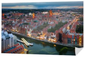Widok z lotu ptaka na rzekę Motławę z niesamowitą architekturą o zmierzchu, Polska