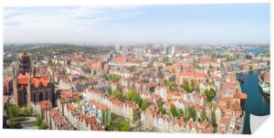 Gdańsk-Panorama starego miasta z lotu ptaka z widoczną Bazyliką Mariacka.