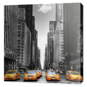 Aleja z taksówkami w Nowym Jorku.