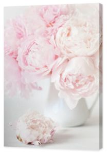 piękny różowy bukiet kwiatów piwonii w wazonie