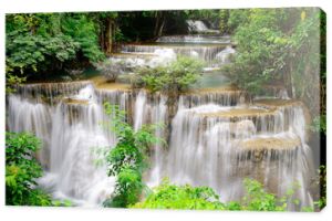Wodospad w tropikalnym lesie w Tajlandii