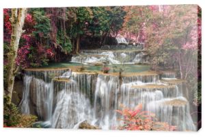 Wodospad Huay Mae Kamin piękny, z jesienią lasu Tajlandii