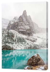 Górskie jezioro Lago di Sorapiss w Dolomitach. Włochy, o niesamowitym turkusowym kolorze wody.