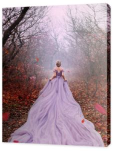 Sztuka fantasy piękna królowa kobieta spacer w jesiennym mistycznym lesie, pomarańczowe liście nagie drzewa. Magiczne światło boskie świecące w gotyckiej mgle. Dziewczyna pani księżniczka. Średniowieczna fioletowa sukienka z długim trenem. widok z tyłu z 