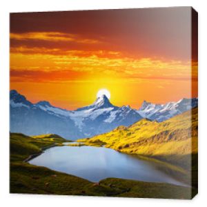 Majestatyczny zachód słońca nad doliną Grindelwald w Alpach Szwajcarskich. Miejsce położenia jeziora Bachalpsee, Szwajcaria.