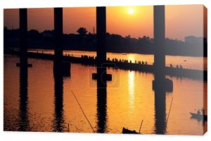 Rzeka Ganges i ludzi o wschodzie słońca w Varanasi w Indiach