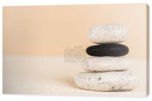 Close up widok ułożone kamienie zen na piasku izolowane na beżu 