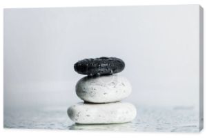 Mokre kamienie zen na szkle z kroplami wody izolowane na szarości 
