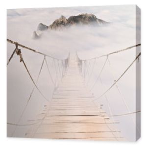 most linowy z drewnianymi deskami na niebie