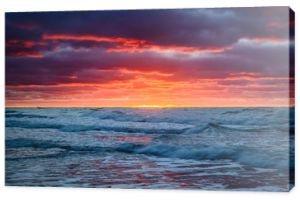 Malowniczy kolorowy zachód słońca z niesamowitymi chmurami nad Morzem Bałtyckim. Polska.