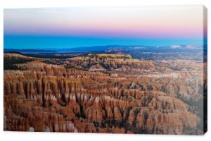 Ikoniczny Park Narodowy Bryce Canyon o zachodzie słońca w stanie Utah.