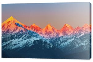 zachód słońca na górskich szczytach „panchachuli w indyjskich Himalajach