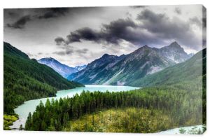 Panoramiczny widok na górskie jezioro i pasmo górskie Kucherla. Park narodowy Belukha, republika Ałtaju, Syberia, Rosja