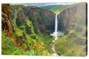 Maletsunyane Falls w Lesotho Afryka. Najpiękniejszy wodospad na świecie. Zielony malowniczy krajobraz z niesamowitym spadkiem wody wpadającej do rzeki wewnątrz kanionów. Panoramiczne widoki na wielkie wodospady.
