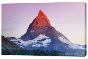 Szczyt Matterhornu podczas wschodu słońca. Piękny naturalny krajobraz w Szwajcarii. Krajobraz gór w okresie letnim