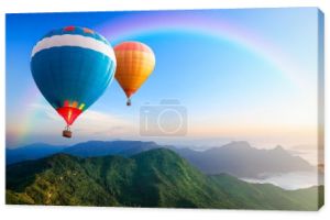 Kolorowe balony na gorące powietrze przelatujące nad górą