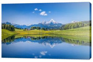 Lato sielankowy krajobraz z czystym jeziorem górskich w Alpach