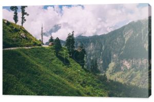 piękne drzewa i drogi z samochodu w malownicze góry, indyjskich Himalajach, przełęcz Rohtang La.  