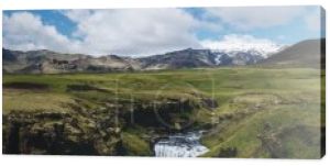 panoramiczny widok krajobrazu z pięknym mieście Skoga Rzeka fałdzista przez highlands w Islandii
