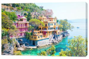 Piękne wybrzeże morskie z kolorowymi domami w Portofino, Liguria, Włochy. Letni wspaniały krajobraz.