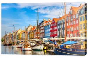 Kopenhaga kultowy widok. Słynny stary port Nyhavn w centrum Kopenhagi, Dania w letni słoneczny dzień