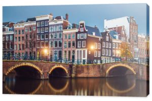 Kanał Amsterdamski, most i typowe domy, łodzie i rowery podczas wieczornej godziny zmierzchu, Holandia, Holandia