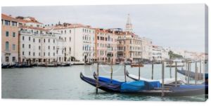 panoramiczny widok na kanał z gondolami i zabytkowymi budynkami w Wenecji, Włochy 