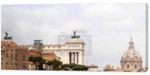Rzym, Włochy-28 czerwca 2019: panoramiczny strzał starych budynków pod pochmurne niebo