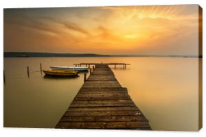 Widok na zachód słońca z łodziami na wybrzeżu jeziora w pobliżu Warny, Bułgaria