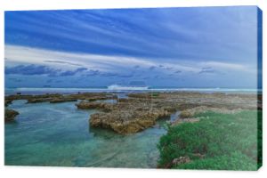 Jasny niebieski wody z korali i piękne niebo na plaży dla surferów Cloud9, Siargao Island, Filipiny.