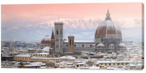 Piękny zimowy pejzaż Florencji z katedrą Santa Maria del Fiore w tle, jak widać z Piazzale Michelangelo. Włochy.
