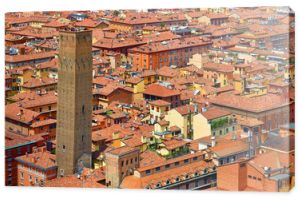 Bolonia, Włochy. Widok z góry na stare miasto z terakotowymi domami, ulicą, wieżą Prendiparte i dachami. Słoneczny dzień miejski krajobraz włoski.