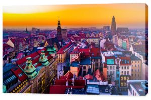 Panorama oświetlona starego miasta Wrocławia nocą. Popularny cel podróży w Polsce. Wysoki zakres dynamiki.