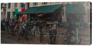 Panoramiczne uprawy rzędu rowerów na ulicy miejskiej w Kopenhadze, Dania 