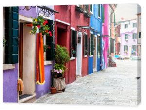 ulica z wielokolorowymi jasnymi domami na wyspie Burano, Wenecja, Włochy