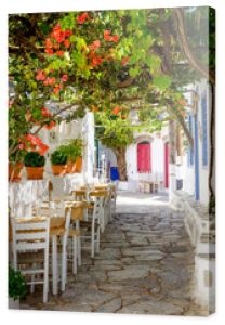 Piękna śródziemnomorska kolorowa ulica, Amorgos, Grecja