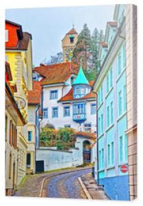 Wąska ulica z kolorowymi budynkami w Lucernie