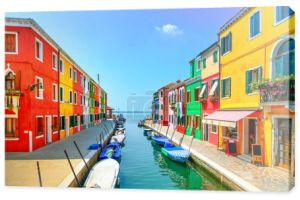 Zabytek Wenecji, kanał na wyspie Burano, kolorowe domy i łodzie,