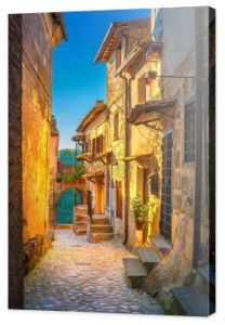 Ulica w piękne małe średniowiecznej wiosce w Toskanii o zachodzie słońca. Włochy. Europy