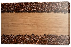 Widok z góry ziaren kawy na starym drewnianym tle